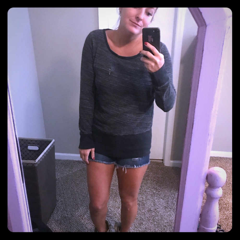 Gray sweatshirt with zipper detail